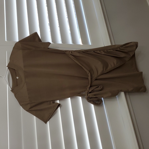 Short sleeve taupe casual dress with rushing waist tie - Picture 1 of 4